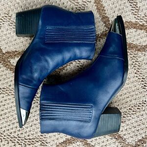 HALSTON Heritage Blythe pointed silver tip Ankle Booties size 7m